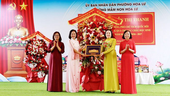 Phó Chủ tịch Quốc hội Nguyễn Thị Thanh tặng hoa, trao quà chúc mừng Trường Mầm non Hoa Lư