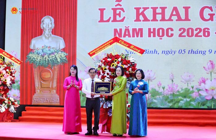 Phó Chủ tịch Quốc hội Nguyễn Thị Thanh tặng hoa và trao quà chúc mừng Nhà trường