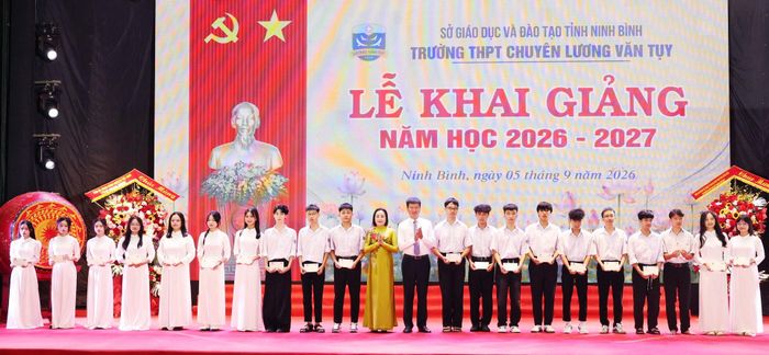 Phó Chủ tịch Quốc hội Nguyễn Thị Thanh và Bí thư Tỉnh ủy Trần Huy Tuấn trao 50 suất học bổng cho các em học sinh có hoàn cảnh khó khăn vươn lên trong học tập