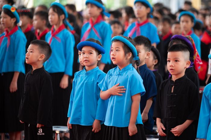 Học sinh Trường Phổ thông nội trú Tiểu học và THCS Bình Liêu thực hiện nghi lễ chào cờ