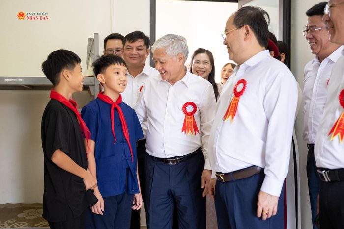 Phó Chủ tịch Thường trực Quốc hội Đỗ Văn Chiến thăm, kiểm tra cơ sở vật chất Trường Phổ thông nội trú Tiểu học và THCS Bình Liêu