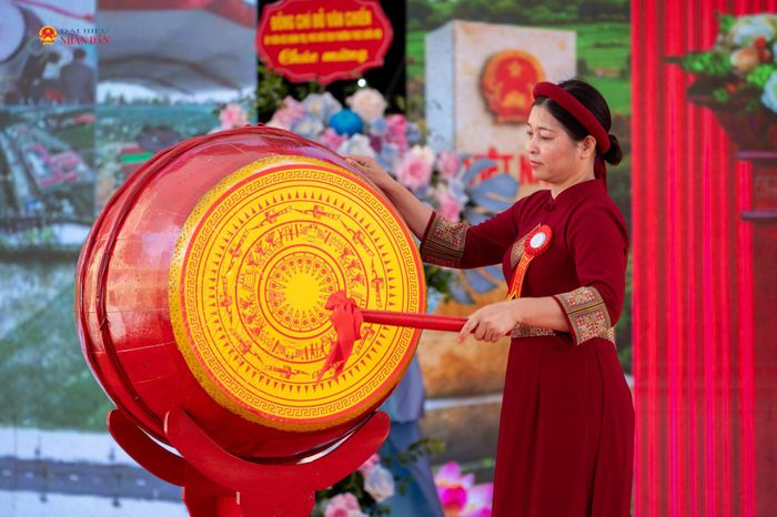 Hiệu trưởng Trường Phổ thông Nội trú Tiểu học và THCS Bình Liêu Ngô Thị Thanh Ninh đánh trống khai giảng