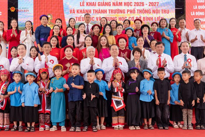 Phó Chủ tịch Thường trực Quốc hội Đỗ Văn Chiến, Chủ tịch Hội đồng Dân tộc Lâm Văn Mẫn, Bí thư Thành ủy Quảng Ninh Quản Minh Cường và các đại biểu chụp ảnh lưu niệm