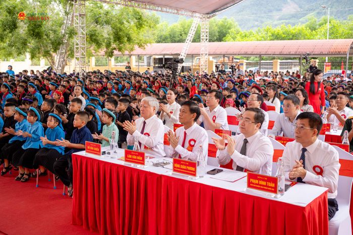 Phó Chủ tịch Thường trực Quốc hội Đỗ Văn Chiến và các đại biểu dự Lễ khai giảng và Lễ khánh thành Trường Phổ thông nội trú Tiểu học và THCS Bình Liêu