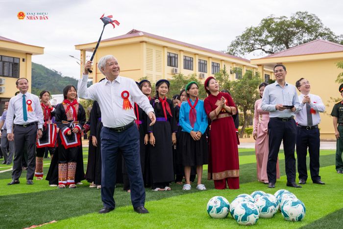 Phó Chủ tịch Thường trực Quốc hội Đỗ Văn Chiến ném còn tại khu thể dục, thể thao Trường Phổ thông nội trú Tiểu học và THCS Bình Liêu