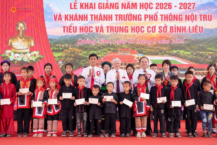 Phó Chủ tịch Thường trực Quốc hội Đỗ Văn Chiến, Chủ tịch Hội đồng Dân tộc Lâm Văn Mẫn, Bí thư Thành ủy Quảng Ninh Quản Minh Cường trao quà tặng các em học sinh có hoàn cảnh khó khăn, nhằm tiếp thêm niềm tin, nghị lực để các em vững bước tới trường