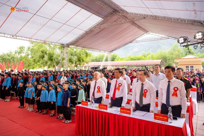 Phó Chủ tịch Thường trực Quốc hội Đỗ Văn Chiến và các đại biểu thực hiện nghi lễ chào cờ