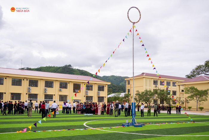 Phó Chủ tịch Thường trực Quốc hội Đỗ Văn Chiến ném còn tại khu thể dục, thể thao Trường Phổ thông nội trú Tiểu học và THCS Bình Liêu