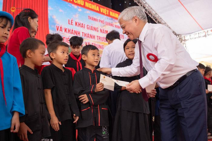 Phó Chủ tịch Thường trực Quốc hội Đỗ Văn Chiến, Chủ tịch Hội đồng Dân tộc Lâm Văn Mẫn, Bí thư Thành ủy Quảng Ninh Quản Minh Cường trao quà tặng các em học sinh có hoàn cảnh khó khăn, nhằm tiếp thêm niềm tin, nghị lực để các em vững bước tới trường