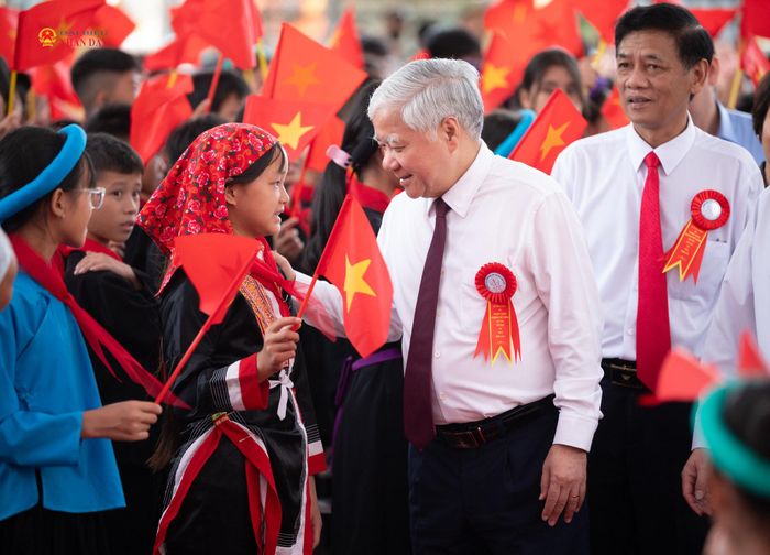 Phó Chủ tịch Thường trực Quốc hội Đỗ Văn Chiến, Chủ tịch Hội đồng Dân tộc Lâm Văn Mẫn dự Lễ khai giảng và Lễ khánh thành Trường Phổ thông nội trú Tiểu học và THCS Bình Liêu