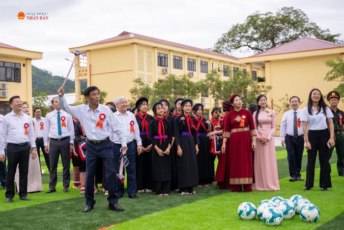 Chủ tịch Hội đồng Dân tộc Lâm Văn Mẫn ném còn tại khu thể dục, thể thao Trường Phổ thông nội trú Tiểu học và THCS Bình Liêu