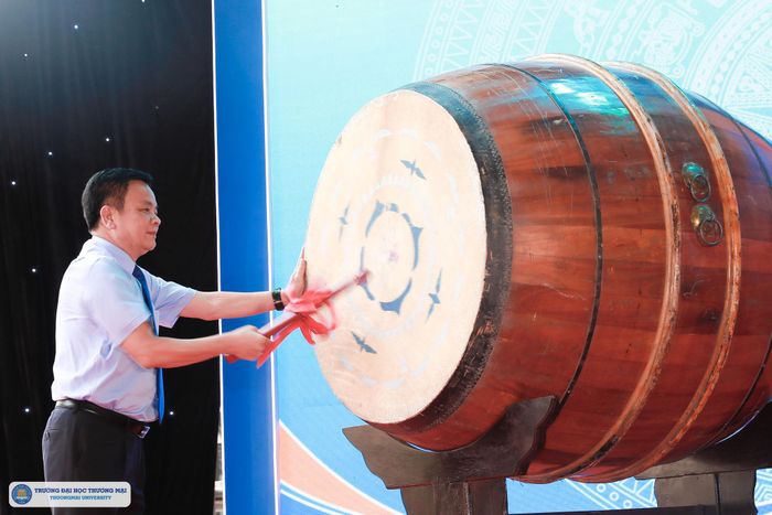 Hiệu trưởng Trường Đại học Thương mại đánh trống khai trường