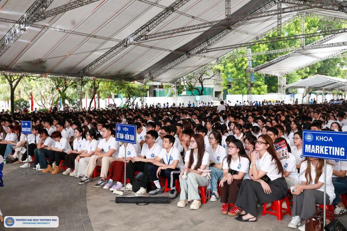 Gửi lời chào mừng tới các tân sinh viên 2K8, hiệu trưởng Trường Đại học Thương mại chúc các em có 4 năm thanh xuân thật rực rỡ và nhắn nhủ: “Đừng chỉ ‘sống sót’ qua đại học, hãy thật sự trưởng thành từ đại học!”