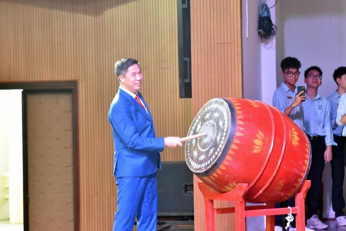 NGƯT. PGS.TS. Nguyễn Đào Tùng, Giám đốc Học viện Tài chính thực hiện nghi thức đánh trống khai giảng năm học 2026 - 2027. Ảnh: Đào Loan