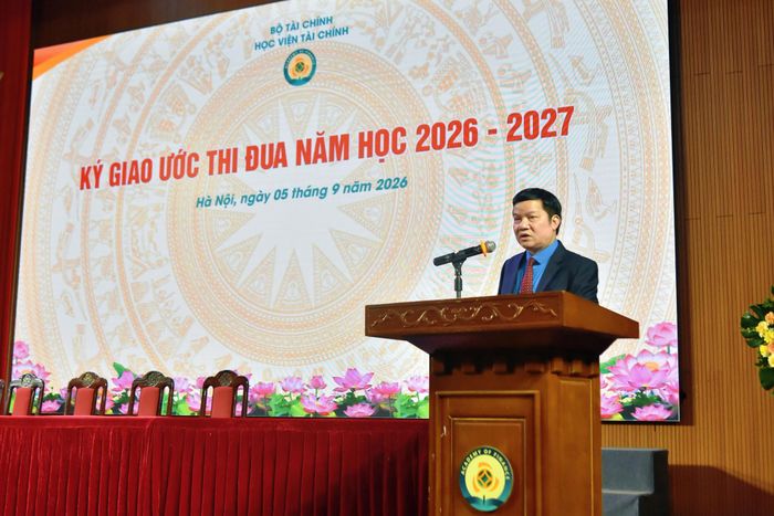 PGS.TS Nguyễn Mạnh Thiều - Phó Giám đốc, Chủ tịch Công đoàn Học viện Tài chính phát động phong trào thi đua năm học 2026 - 2027. Ảnh: Đào Loan