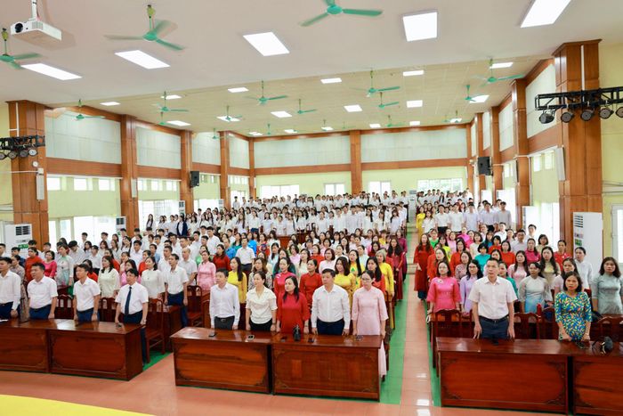 Các đại biểu tham dự lễ khai giảng năm học mới 2026 - 2027 tại Phân hiệu Học viện Tài chính tại Hưng Yên. Ảnh: Ngô Quân
