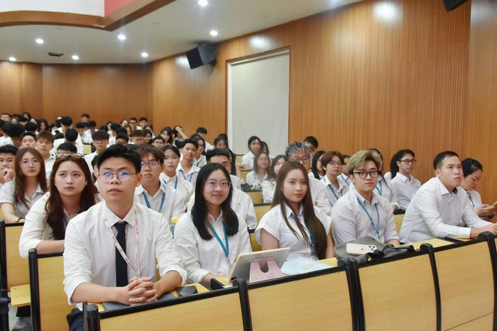 Tân sinh viên Học viện Tài chính dự lễ khai giảng tại trụ sở chính Hà Nội. Ảnh: Đào Loan
