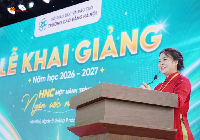 Chủ tịch Hội đồng trường Trường Cao đẳng Hà Nội Lê Thị Quỳnh Anh phát biểu tại buổi lễ.
