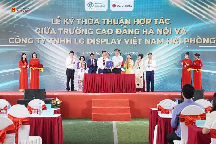 Đại diện các đơn vị ký kết thỏa thuận hợp tác tại chương trình.