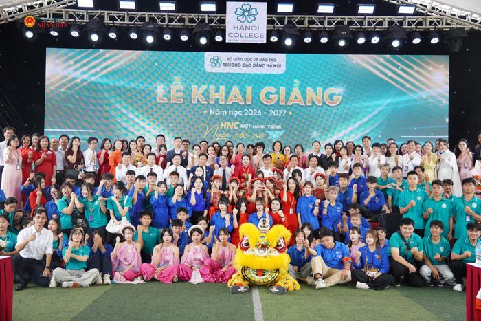 Các đại biểu chụp ảnh lưu niệm tại chương trình.