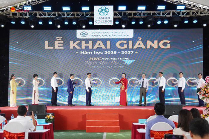 Các đại biểu thực hiện nghi thức khai giảng năm học mới 2026–2027, chính thức mở ra một hành trình học tập, rèn luyện và hiện thực hóa những ước mơ của học sinh, sinh viên Trường Cao đẳng Hà Nội.