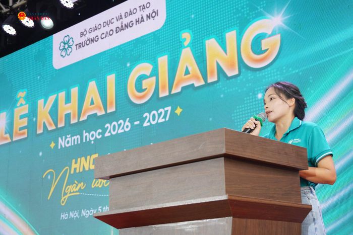 Sinh viên Bùi Thị Hảo, Khoa Du lịch – Khách sạn phát biểu tại buổi lễ.