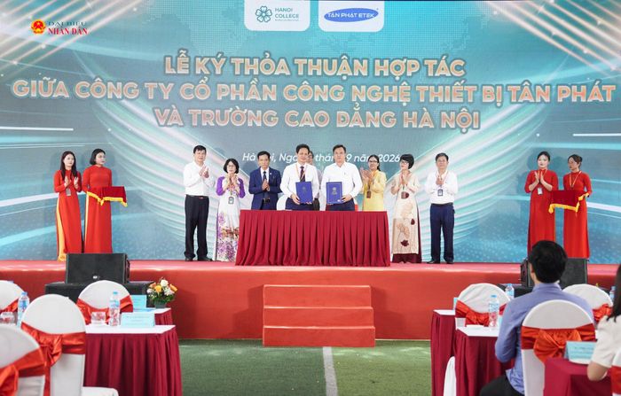 Đại diện các đơn vị ký kết thỏa thuận hợp tác tại chương trình.