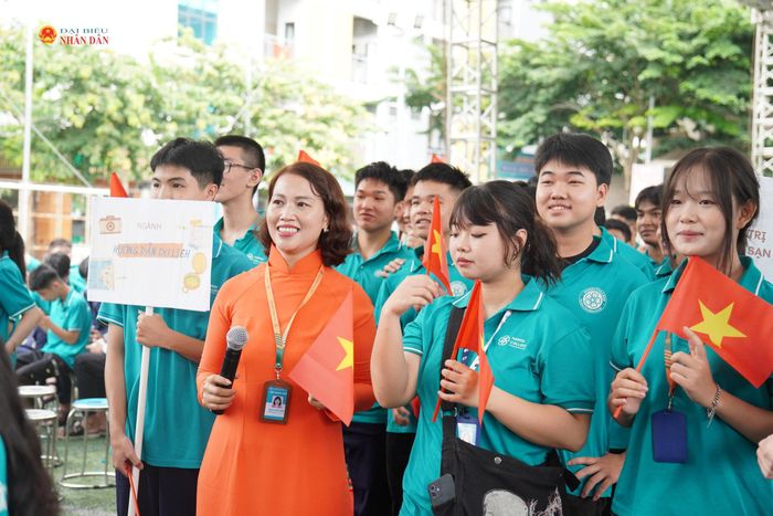 Sôi nổi không khí lễ khai giảng tại Trường Cao đẳng Hà Nội.