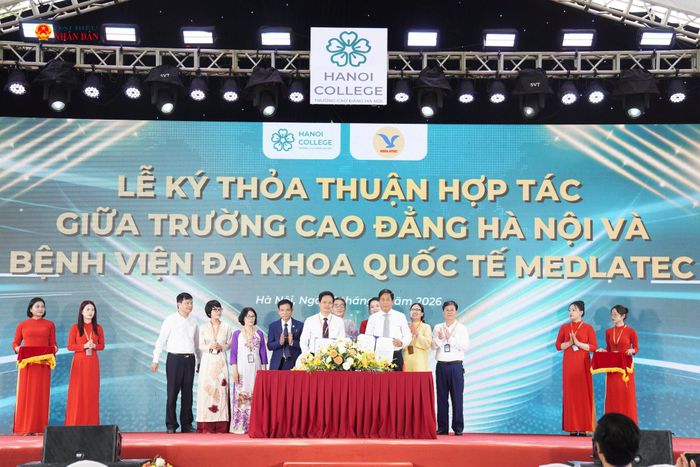 Từ câu chuyện “Thực học – Thực hành – Thực nghiệp” của sinh viên, yêu cầu gắn đào tạo với thực tiễn cũng được thể hiện ngay trong chương trình khai giảng thông qua hoạt động kết nối với doanh nghiệp.