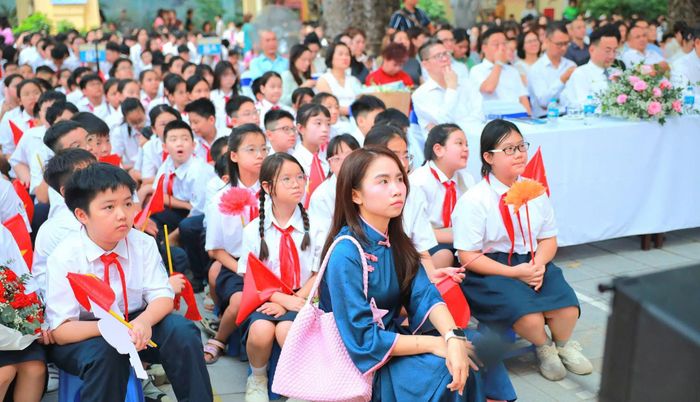Học sinh trường THCS Trưng Vương tưng bừng trong Lễ Khai giảng năm học mới 2026 - 2027