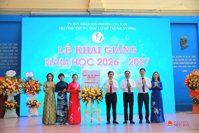 Lãnh đạo UBND phường Cửa Nam tặng lẵng hoa cho BGH trường THCS Trưng Vương nhân dịp năm học mới