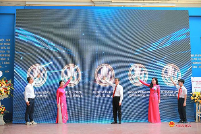 Lãnh đạo UBND phường Cửa Nam và BGH, cha mẹ học sinh ấn nút khai trương Kho học liệu số song ngữ tích hợp AI