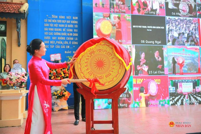 Nhà giáo ưu tú, Hiệu trưởng trường THCS Trưng Vương đánh trống khai giảng năm học mới