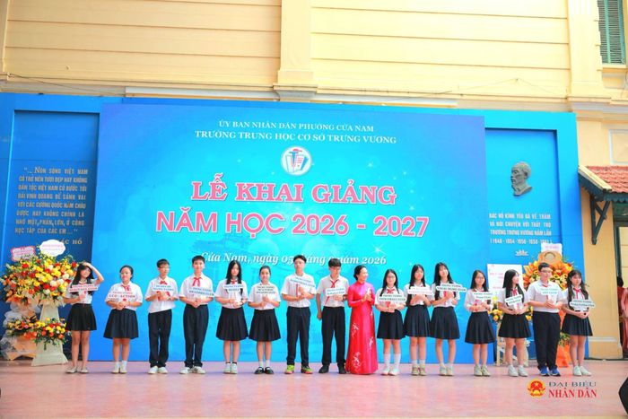 Hiệu trưởng trường THCS Trưng Vương và đại diện các câu lạc bộ của nhà trường trong buổi lễ ra mắt đầu năm học mới