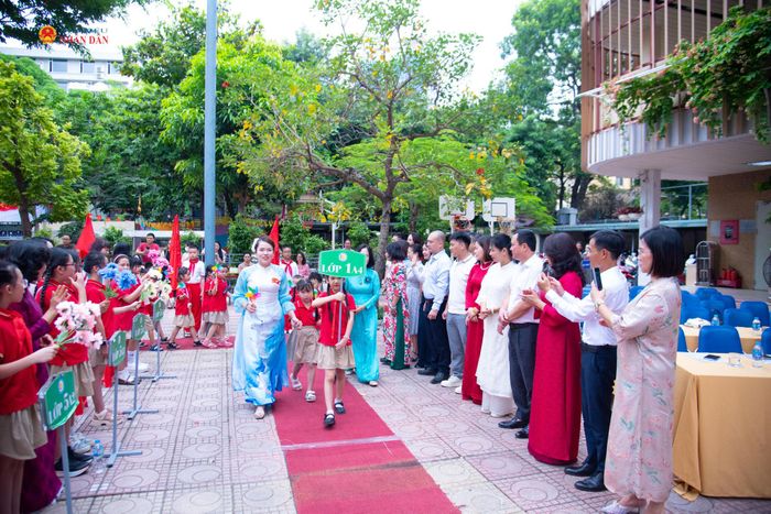 Các đại biểu chào đón các em học sinh lớp 1 tại Trường Tiểu học Thành công