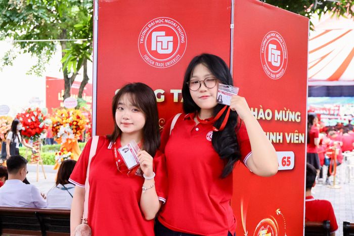 Nguyễn Lê Phương Linh (bên trái) và em Nguyễn Bảo Anh (bên phải) không giấu nổi niềm vui và sự háo hức tại buổi lễ khai giảng