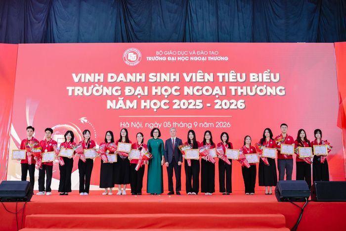 Nhà trường cũng tuyên dương, khen thưởng các sinh viên tiêu biểu có thành tích học tập và hoạt động ngoại khóa nổi bật trong năm học 2025-2026