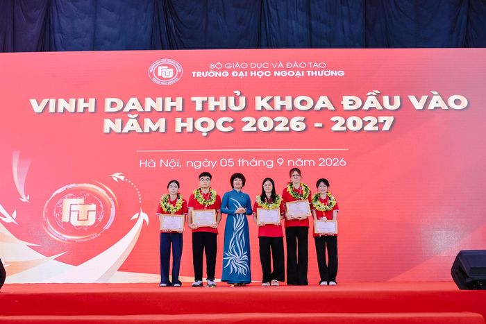 Lãnh đạo trường đã trao giấy khen và huy chương cho các tân thủ khoa toàn quốc, thủ khoa toàn trường trong kỳ tuyển sinh đại học chính quy năm 2026