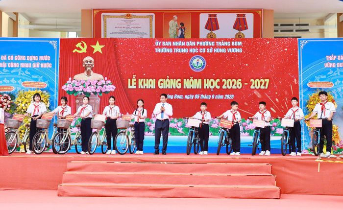 Phó Thủ tướng Nguyễn Văn Thắng tặng 10 xe đạp cho 10 học sinh có thành tích học tập xuất sắc trong năm học 2025 - 2026. Ảnh: Văn Dũng