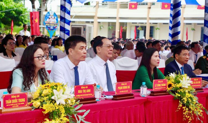Lãnh đạo Chính phủ, các bộ, ngành Trung ương và TP. Đồng Nai dự lễ khai giảng tại Trường THCS Hùng Vương. Ảnh: Văn Dũng