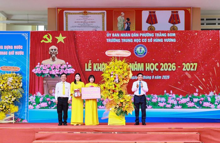Phó Thủ tướng Nguyễn Văn Thắng tặng 90 bộ sách giáo khoa THCS và 1.708 bộ sách tham khảo cho thư viện nhà trường. Ảnh: Văn Dũng