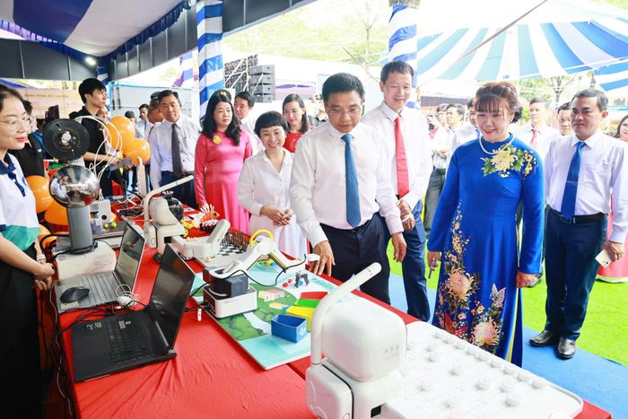 Phó Thủ tướng Nguyễn Văn Thắng cùng Bí thư Vũ Hồng Văn và đoàn công tác tham quan không gian đổi mới sáng tạo và không gian giáo dục truyền thống của Trường THCS Hùng Vương. Ảnh: Văn Dũng