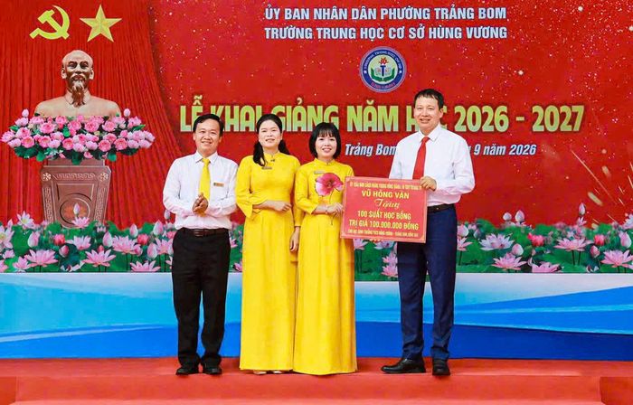 Bí thư Thành ủy Đồng Nai Vũ Hồng Văn trao tặng 100 suất học bổng cho học sinh Trường THCS Hùng Vương. Ảnh: Văn Dũng