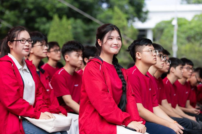 Tân sinh viên K71 tươi cười rạng rỡ tại buổi Lễ Khai giảng năm học 2026-2027