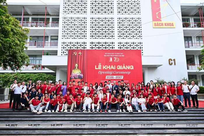 Tân sinh viên K71 chụp ảnh kỷ niệm cùng lãnh đạo Đại học Bách khoa Hà Nội sau khi bế mạc buổi Lễ Khai giảng năm học 2026-2027
