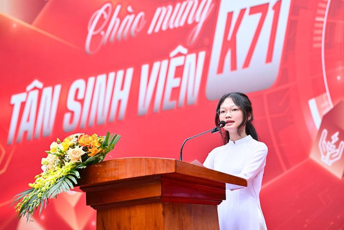 Em Nguyễn Thị Bích Ngọc, tân sinh viên lớp Tài năng Điện tử - Viễn thông phát biểu tại Lễ Khai giảng năm học 2026-2027