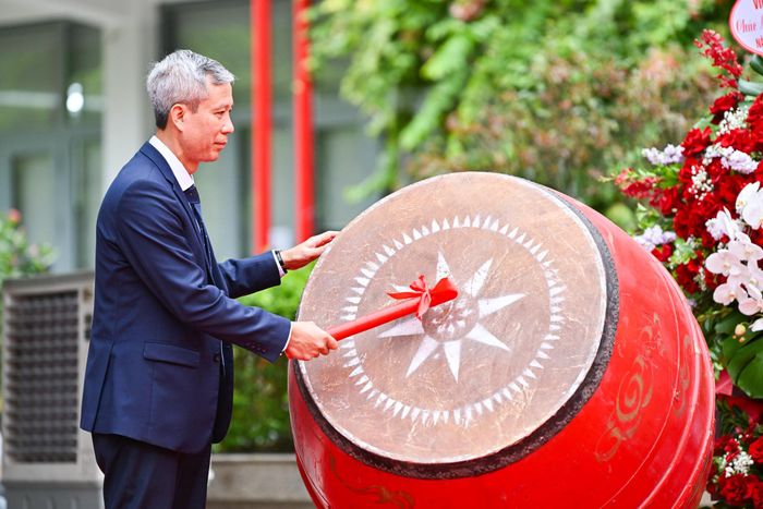 GS.TS Lê Anh Tuấn, Giám đốc Đại học Bách khoa Hà Nội đánh trống khai giảng năm học 2026-2027