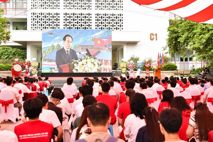 Tân sinh viên K71 theo dõi Bộ trưởng Bộ GD-ĐT Hoàng Minh Sơn đọc thư của Tổng Bí thư, Chủ tịch nước Tô Lâm gửi ngành Giáo dục nhân dịp khai giảng năm học 2026-2027 qua truyền hình trực tiếp