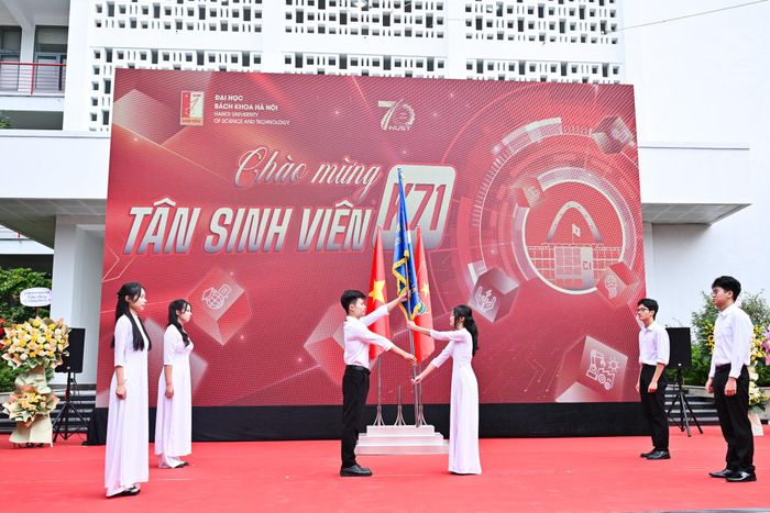Lễ trao cờ truyền thống Đại học Bách khoa Hà Nội