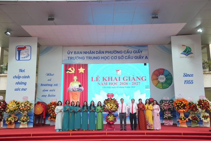 Lãnh đạo UBND phường Cầu Giấy tặng lẵng hoa cho BGH Trường THCS Cầu Giấy A nhân dịp năm học mới.